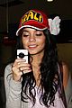 efron-hudgens-hands