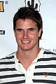 robbie-amell-stripes