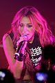miley-thigh