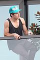 efron-noshirt