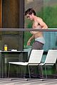 efron-noshirt