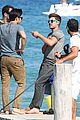 efron-noshirt