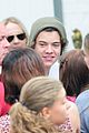 styles-meeting-fans