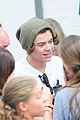 styles-meeting-fans