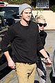 miley-holding
