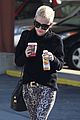 miley-holding