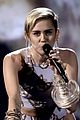 miley-ama-performance