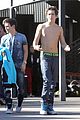 austin-shirtless