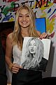 hadid-signaked