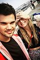 lautner-comforting