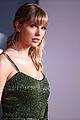 taylor-swift-amas-red-carpet