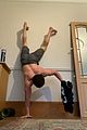 tom-handstand