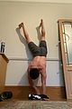 tom-handstand