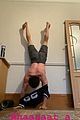 tom-handstand