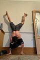 tom-handstand