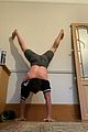 tom-handstand