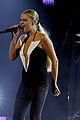kelsea-performs