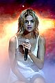 selena-blonde-again