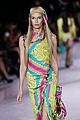 gigi-dua-versace