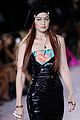 gigi-dua-versace