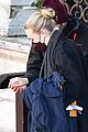 dakota-fanning-explores-venice-with-friends