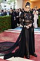 vanessa-met-carpet