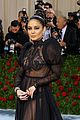 vanessa-met-carpet