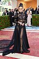 vanessa-met-carpet